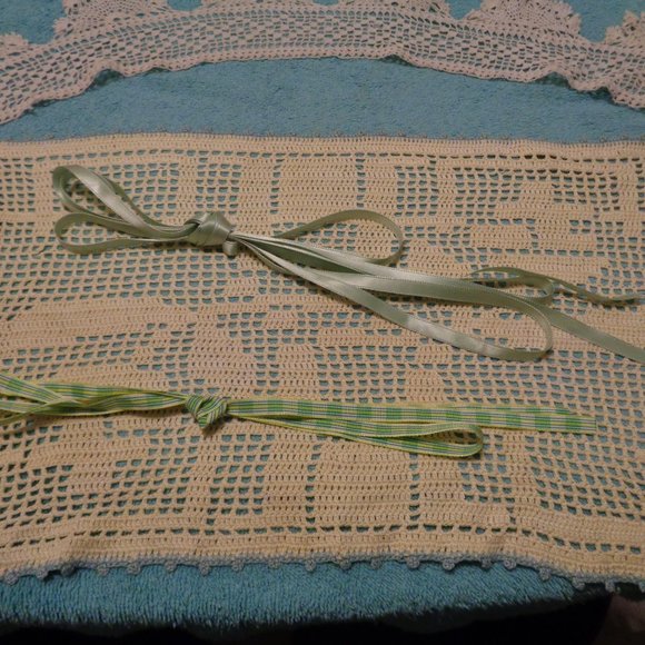 OLD MONEY VINTAGE CROCHETED LACE EDGING PIC DOILY & RIBBONS LOT 4 PIECES